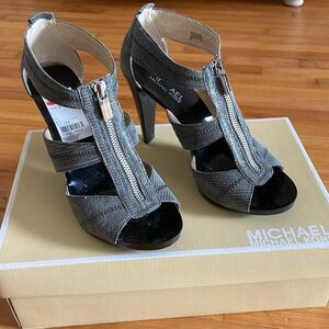 Michael Kors - Berkley T Strap Heel Sandals